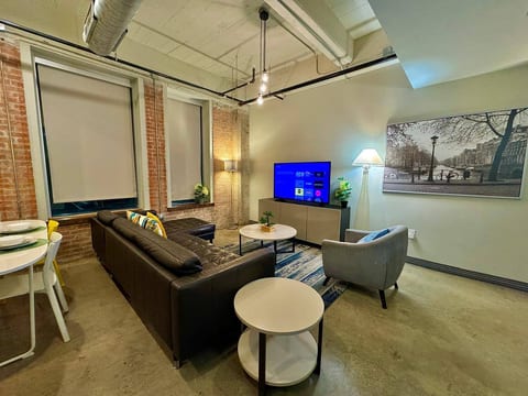 2 BR | 2 Bath | Downtown | Free Valet Parking | 3
