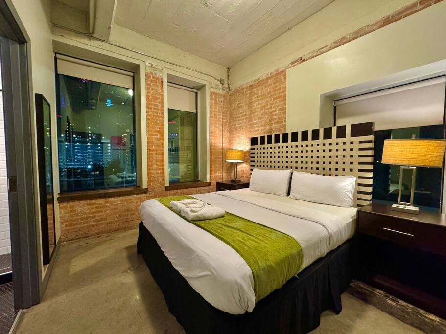 2-br-or-2-bath-or-downtown-or-free-valet-parking-or-3/