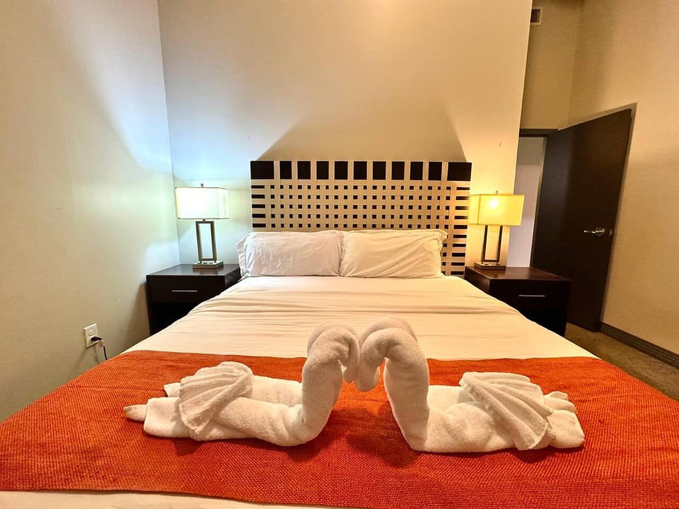 2 BR | 2 Bath | Downtown | Free Valet Parking | 3 - Dallas