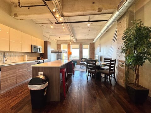 2BR | Near Reunion Tower | Free Valet Parking