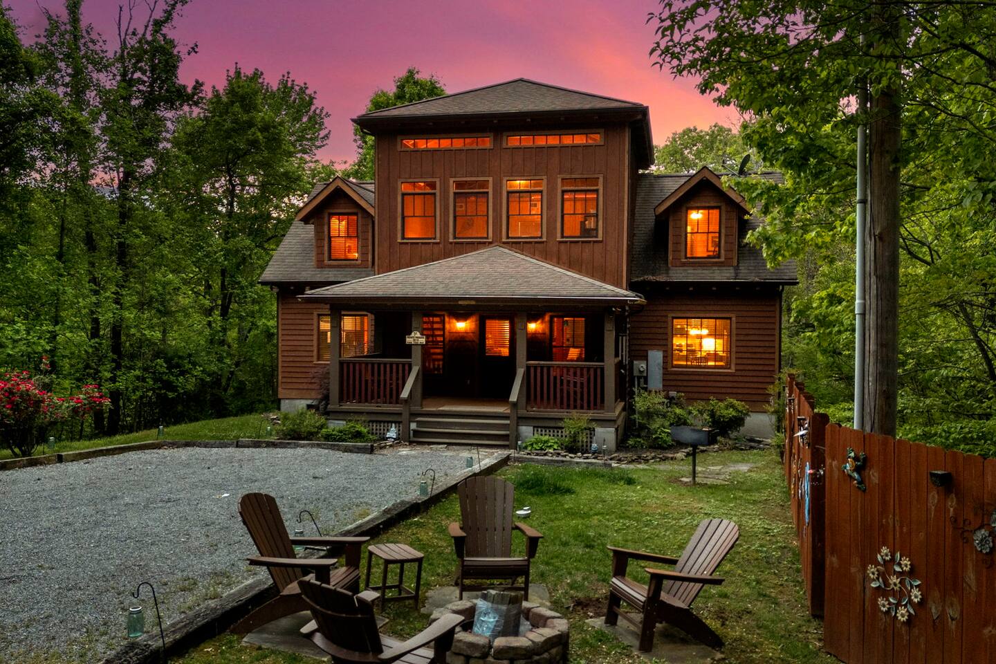 Beautiful Private Cabin with beautiful Landscaping in front and around the house. Wooded area and mountains near! Front Porch & Large Parking area with Grill & Outdoor Fire Pit with Seating! 