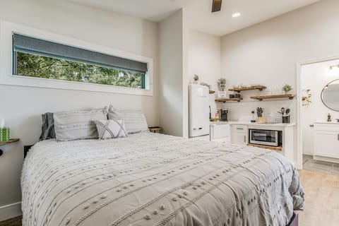Luxurious new build minutes from beach+downtown