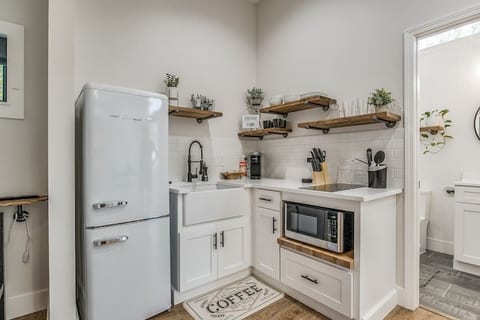 Luxurious new build minutes from beach+downtown