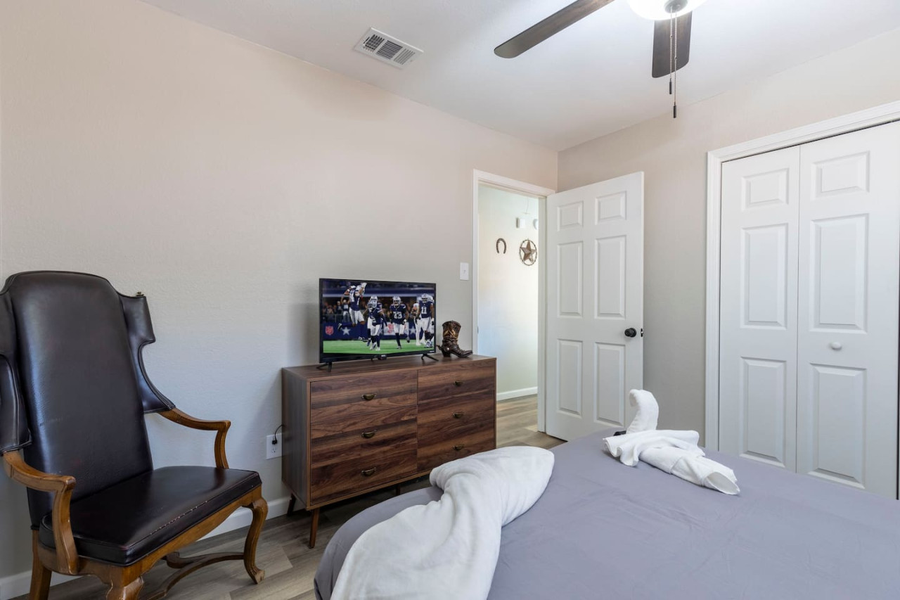 lux-modern-getaway-or-atandt-stadium-views-or-king-bed/