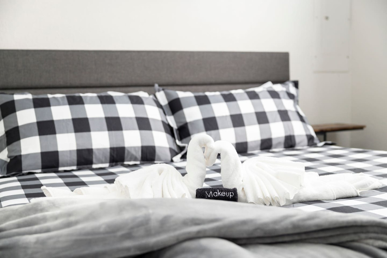 lux-modern-getaway-or-atandt-stadium-views-or-king-bed/