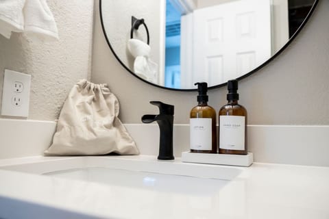 Lux Modern Getaway | AT&T Stadium Views | King Bed