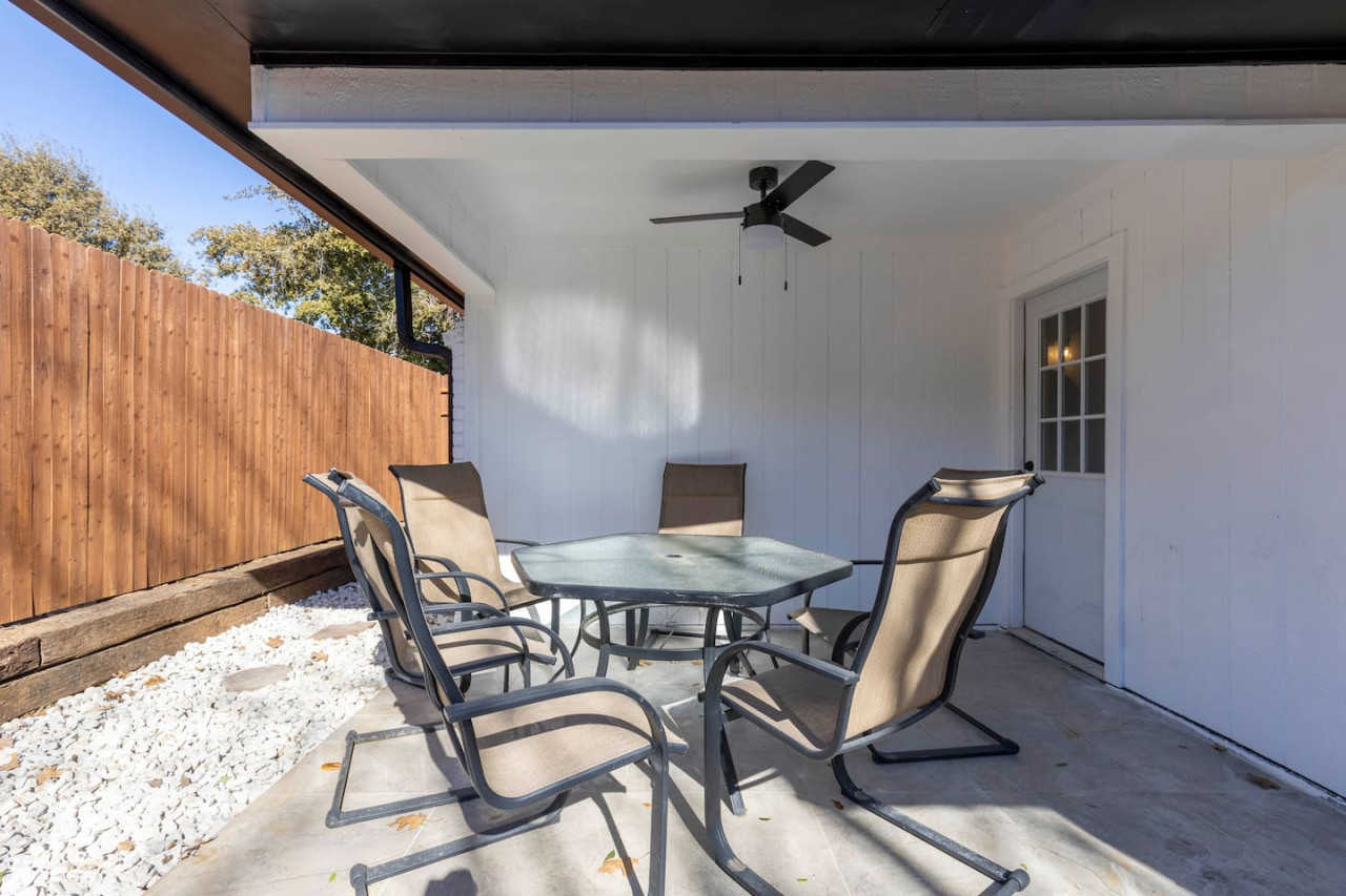 lux-modern-getaway-or-atandt-stadium-views-or-king-bed/