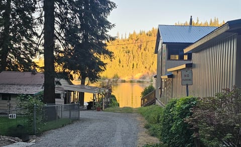 Steps to the lake, Cozy, private getaway