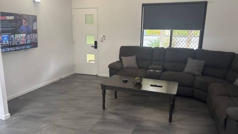 Family retreat in Ningi. Pet friendly!