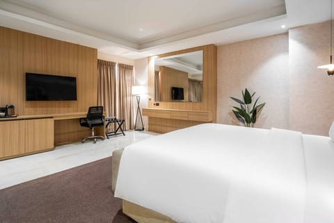 Luxury King Bed Stay Lekki | Pool Access and Wi‑Fi