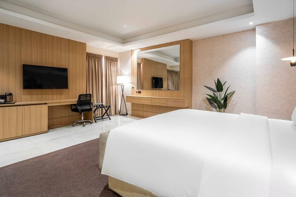 Luxury King Bed Stay Lekki | Pool Access and Wi‑Fi - Lekki