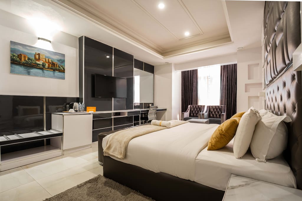 Private King Bedroom with Wi-Fi and Pool in Lekki