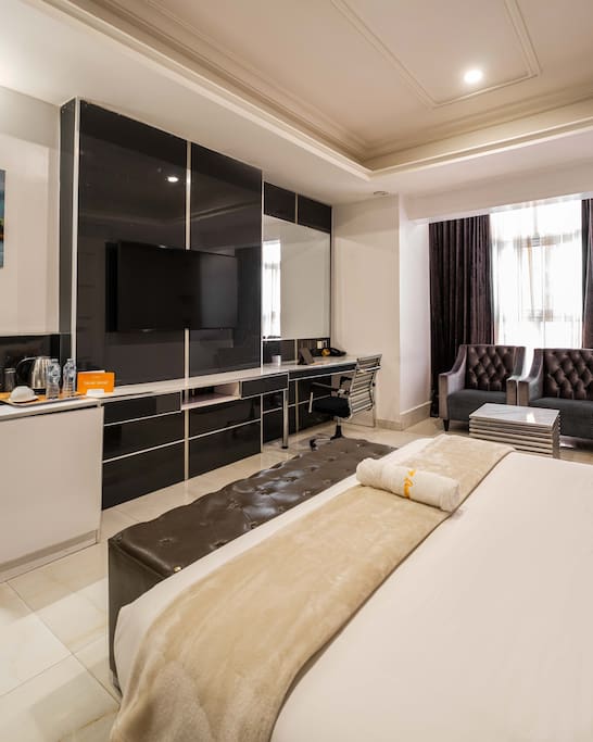 Private King Bedroom with Wi-Fi and Pool in Lekki