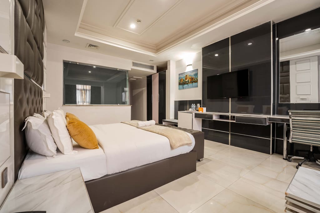 Private King Bedroom with Wi-Fi and Pool in Lekki