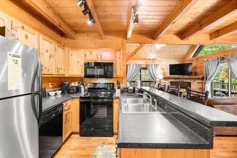 Hilltop cabin, hot tub, pool table, Smoky Mountain