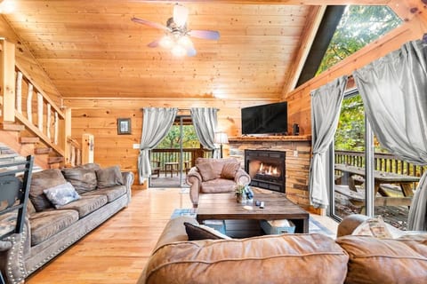 Hilltop cabin, hot tub, pool table, Smoky Mountain