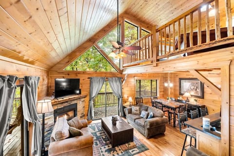 Hilltop cabin, hot tub, pool table, Smoky Mountain