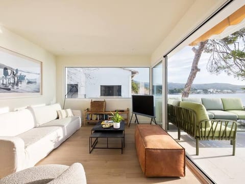Voramar 47: Luxury seafront apartment on Pine Walk