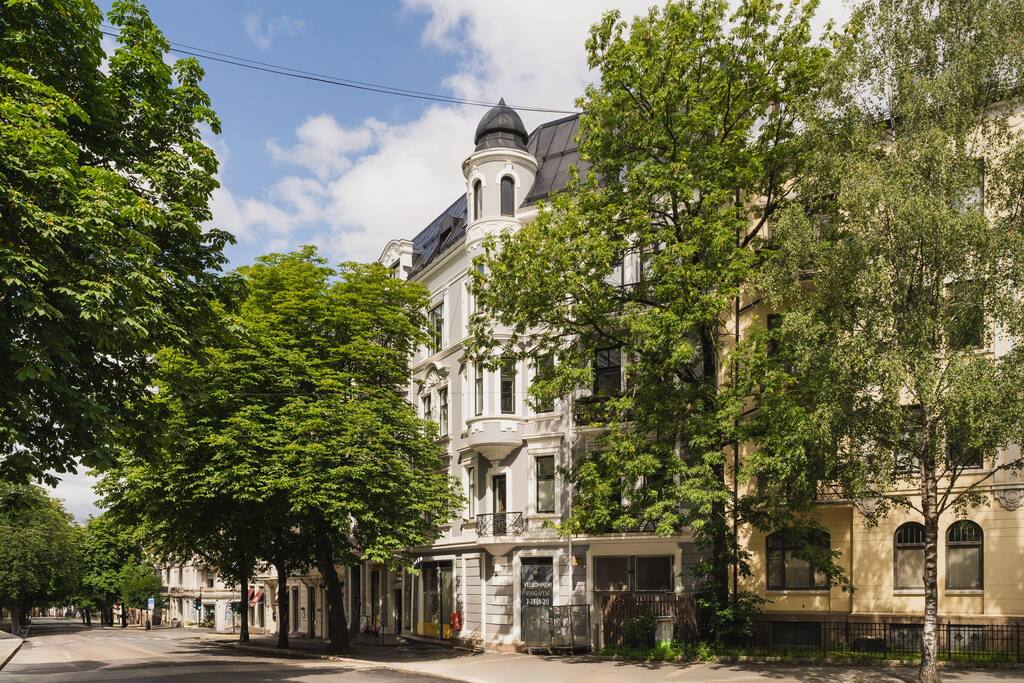 the-art-retreat-2800-sqft-parking-+-spa/