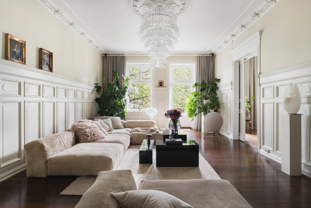 the-art-retreat-2800-sqft-parking-+-spa/