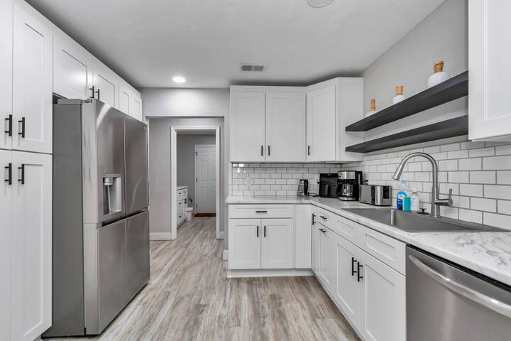 4 BR/2 BA, King Suite, Heated Pool, Yard, Office
