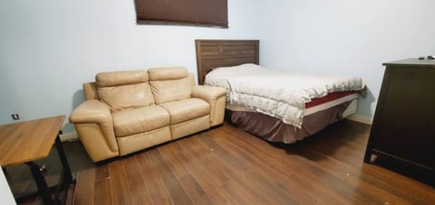 Apartment Studio with Full Kitchen in Basement