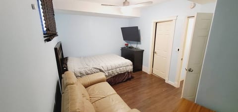 Apartment Studio with Full Kitchen in Basement