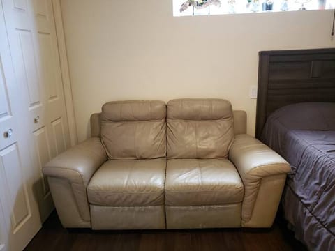 Apartment Studio with Full Kitchen in Basement