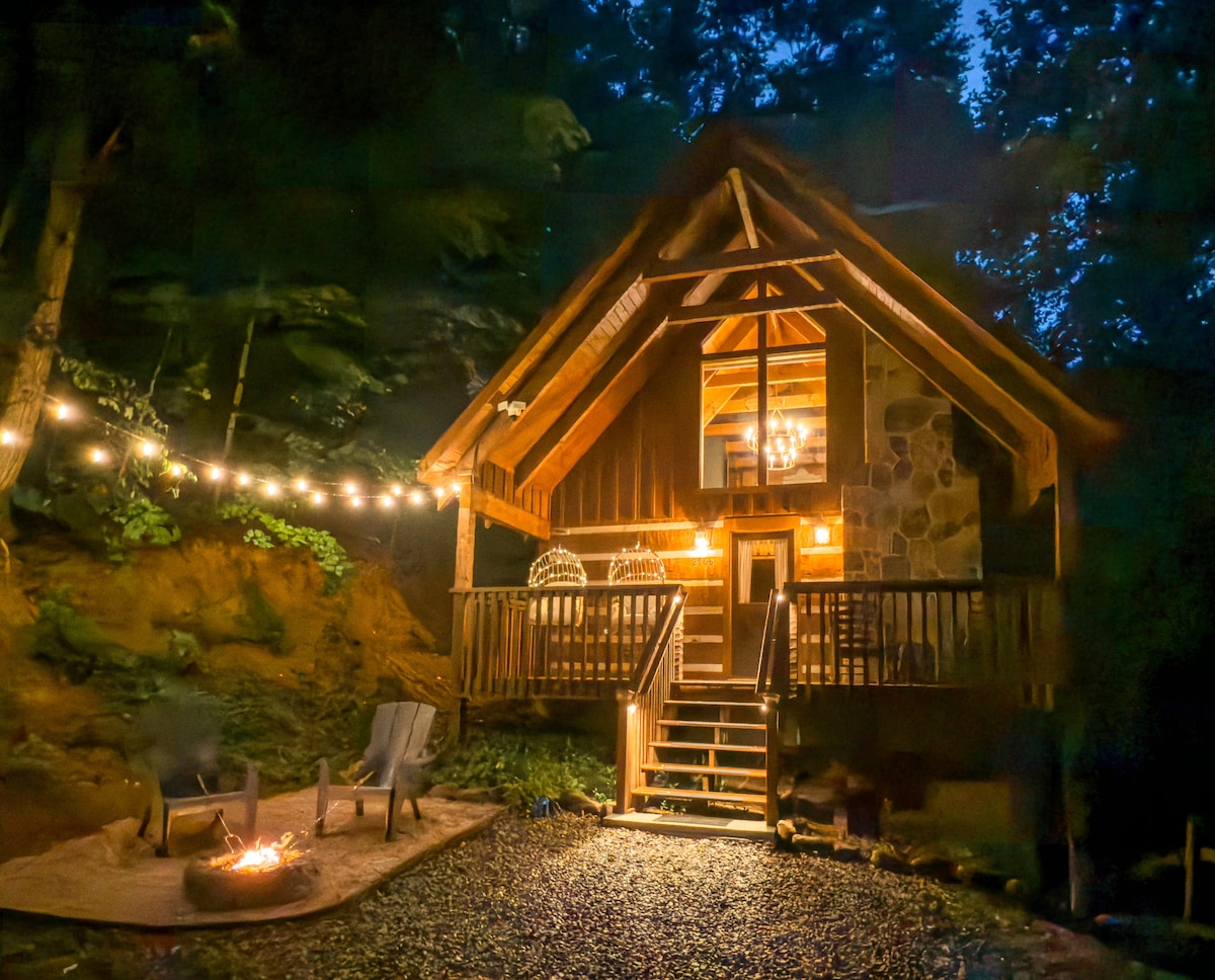 Romantic Secluded Cabin! Hot tub, honeymoon ready