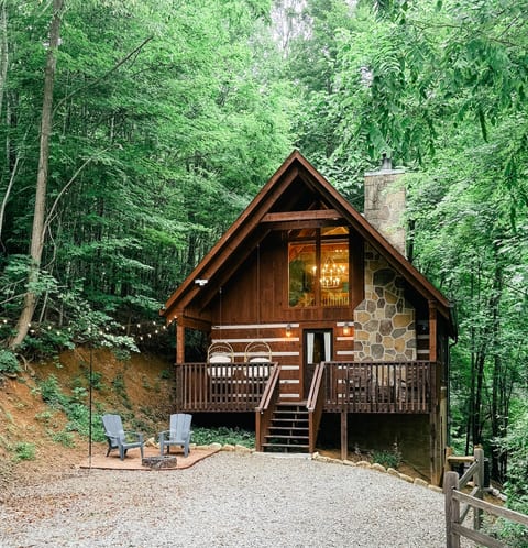 Romantic Secluded Cabin! Hot tub, honeymoon ready