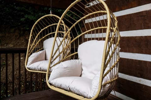 Romantic Secluded Cabin! Hot tub, honeymoon ready