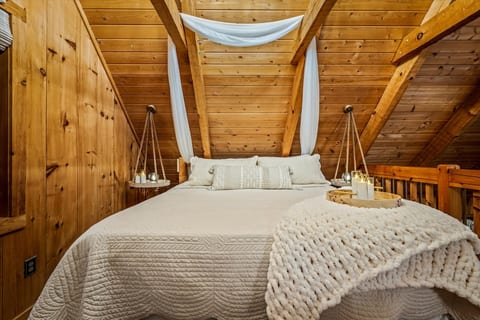 Romantic Secluded Cabin! Hot tub, honeymoon ready