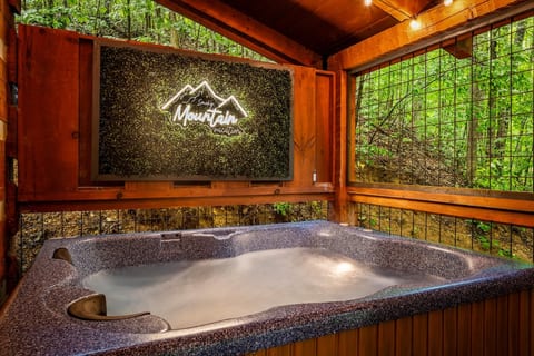 Romantic Secluded Cabin! Hot tub, honeymoon ready