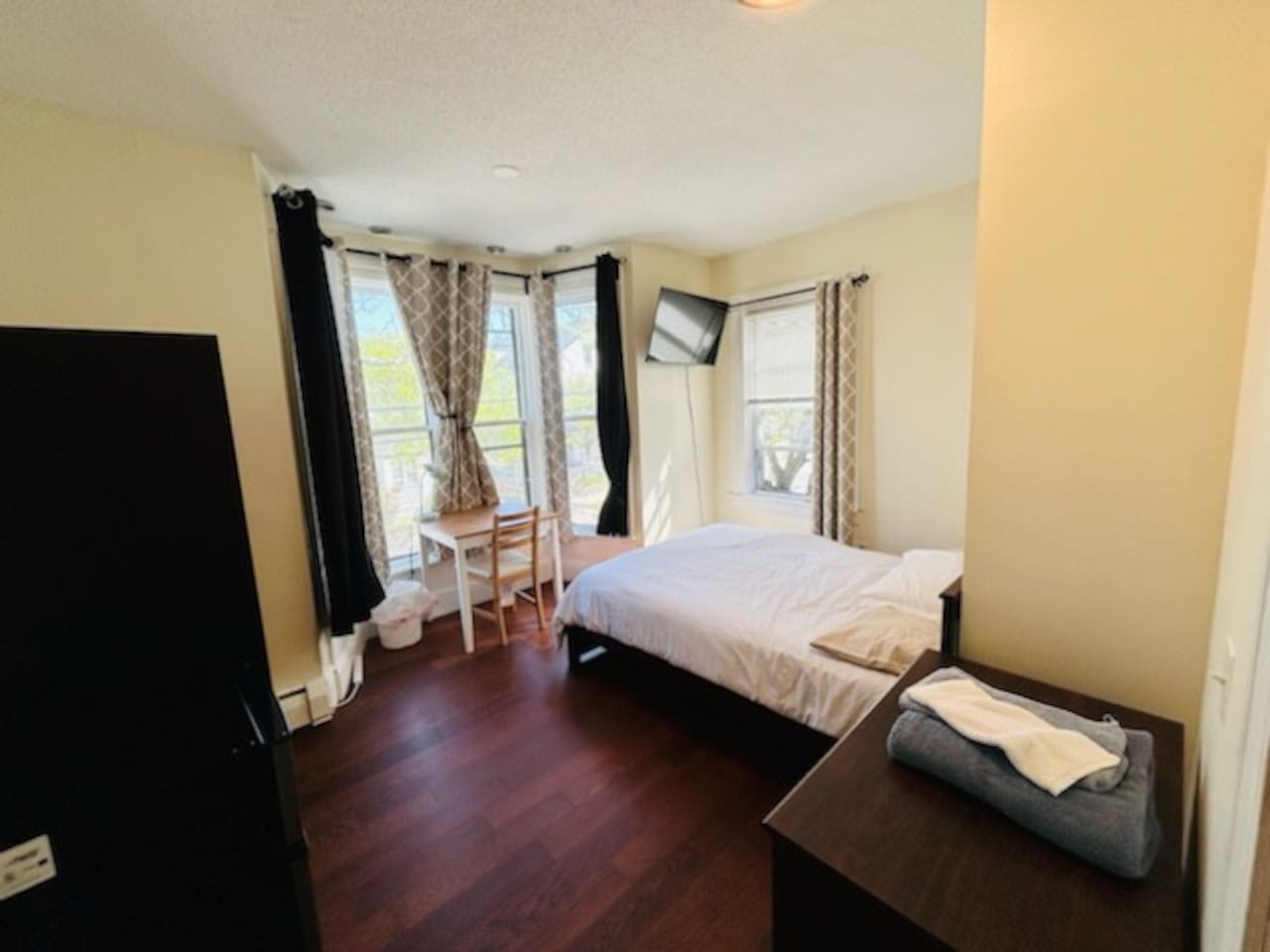 5332-nice-room-near-whole-foods-brown-university/