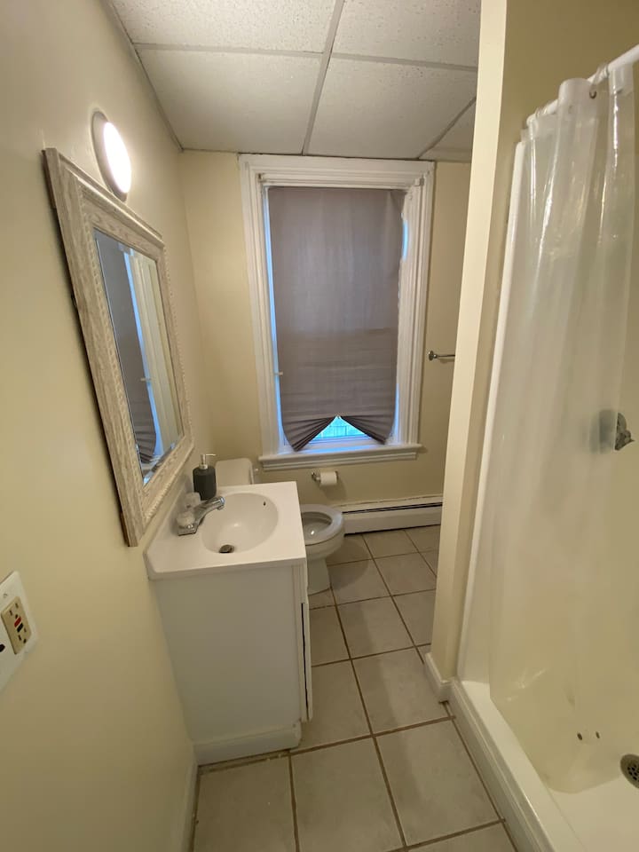 5332-nice-room-near-whole-foods-brown-university/