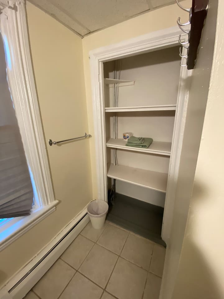 5332-nice-room-near-whole-foods-brown-university/