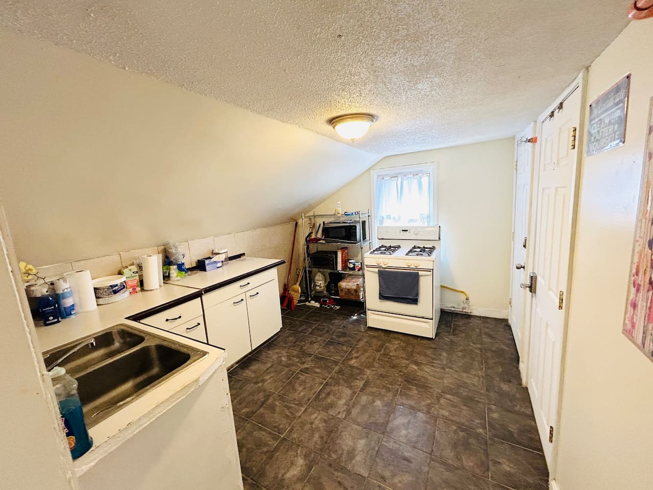 5341-nice-room-near-whole-foods-brown-university/