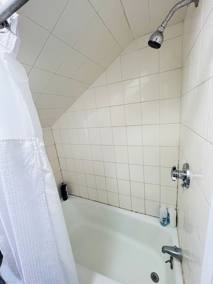 5341-nice-room-near-whole-foods-brown-university/