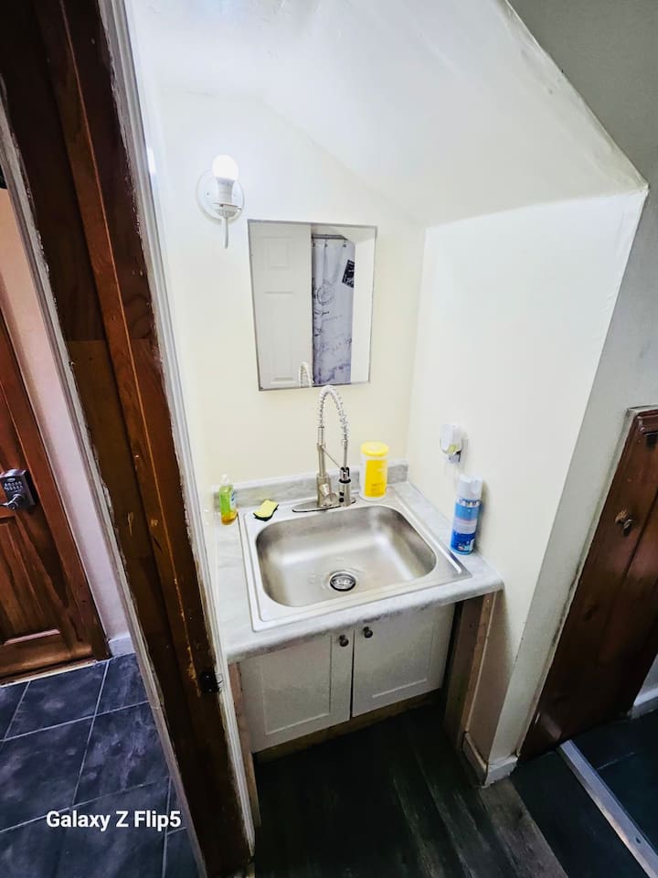 5341-nice-room-near-whole-foods-brown-university/