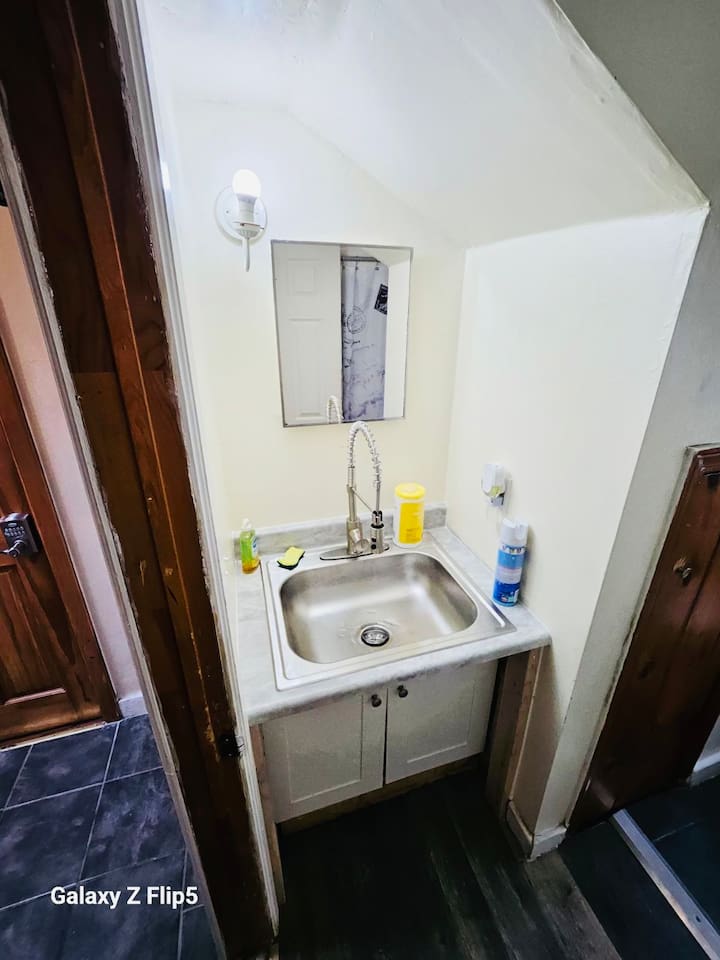 5342-sunny-room-near-brown-university-whole-foods/