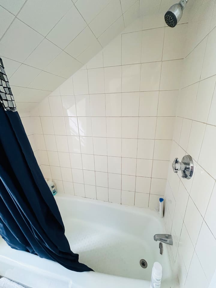 5343-nice-room-near-whole-foods-brown-downtown/