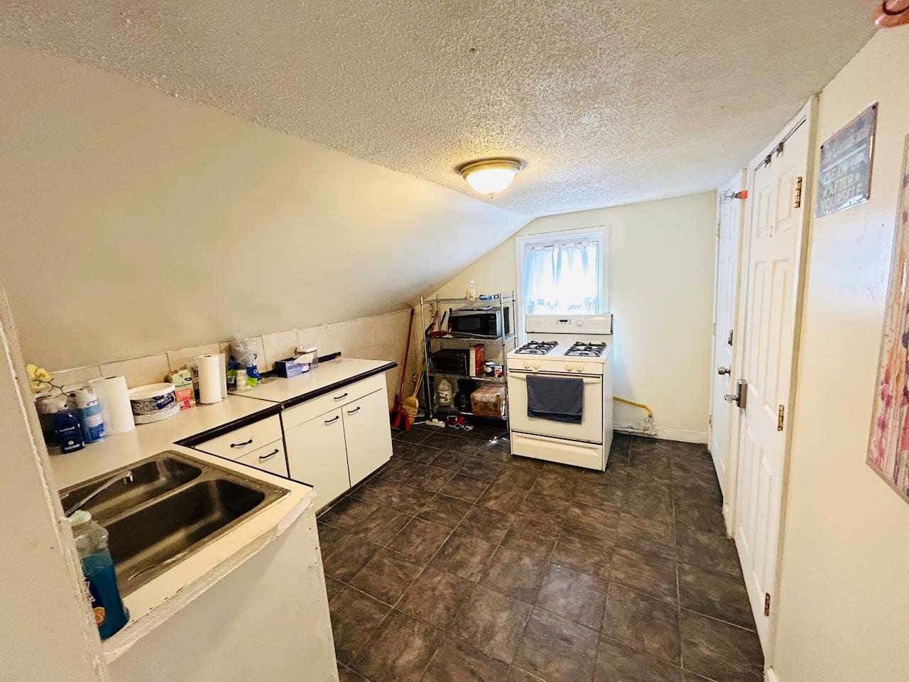 5343-nice-room-near-whole-foods-brown-downtown/