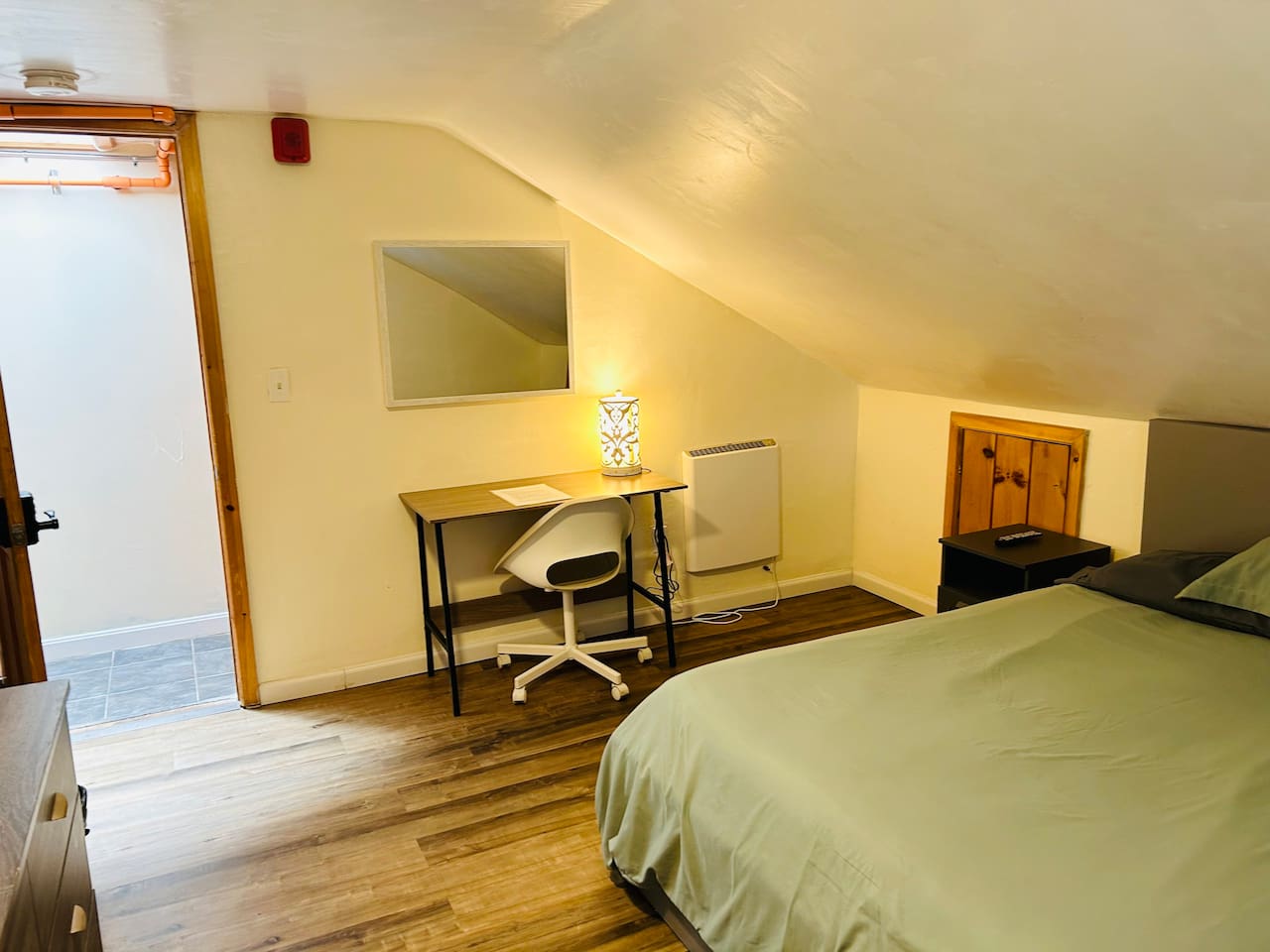 5344-nice-room-by-whole-foods-brown-university/