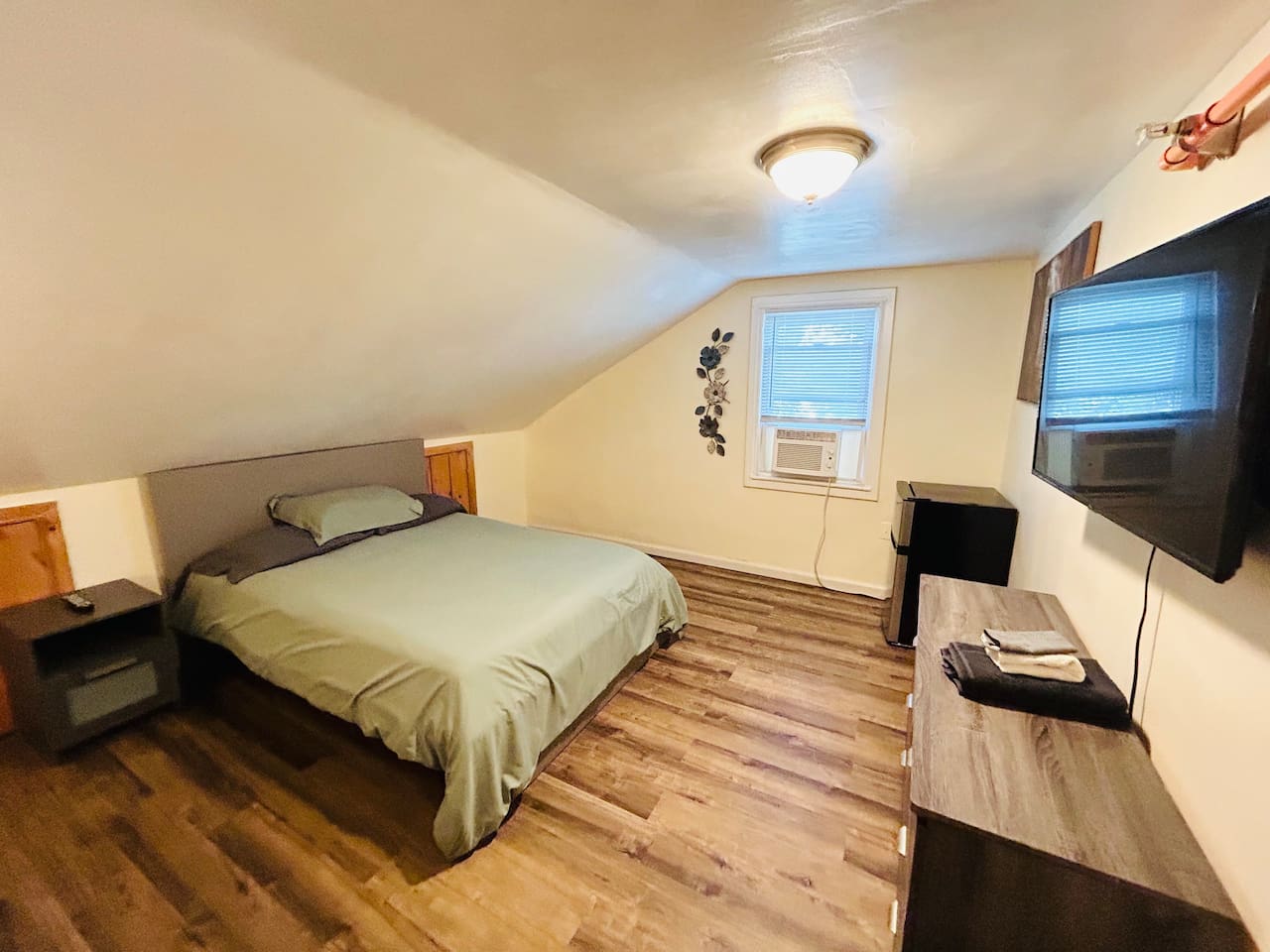 5344-nice-room-by-whole-foods-brown-university/