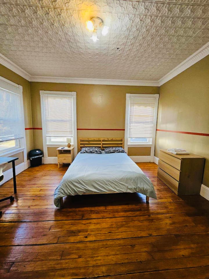Nice large room in Federal Hill next to Downtown