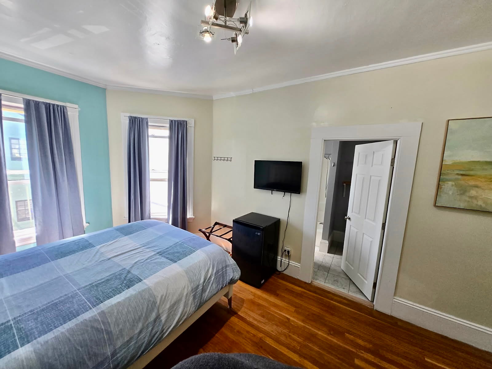 2422 Nice large room in Federal Hill  Downtown