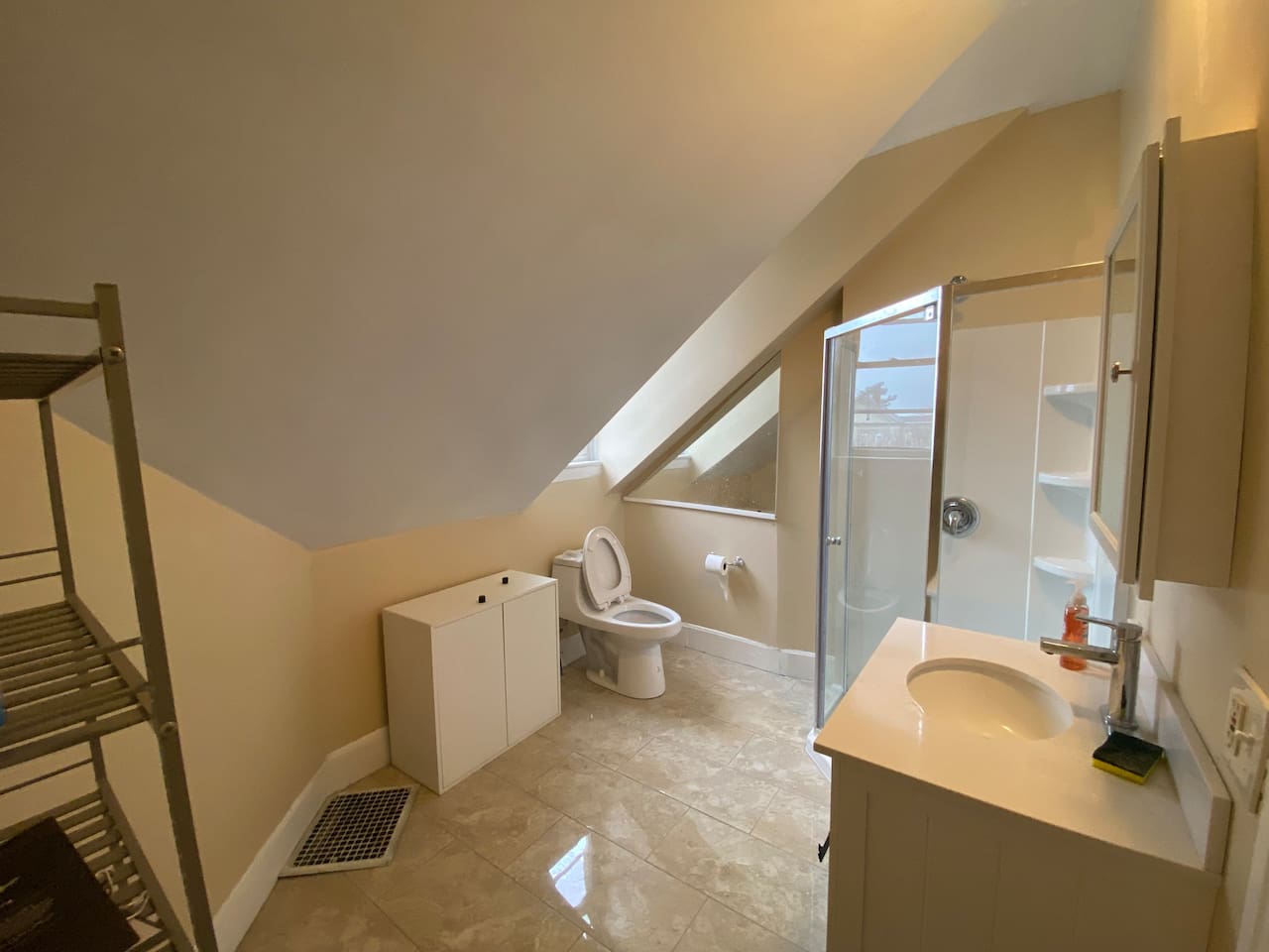 2431-big-room-in-federal-hill-downtown/