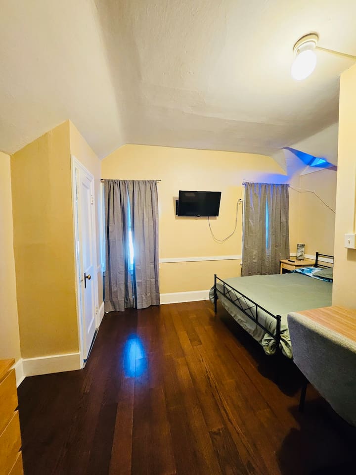 2431-big-room-in-federal-hill-downtown/