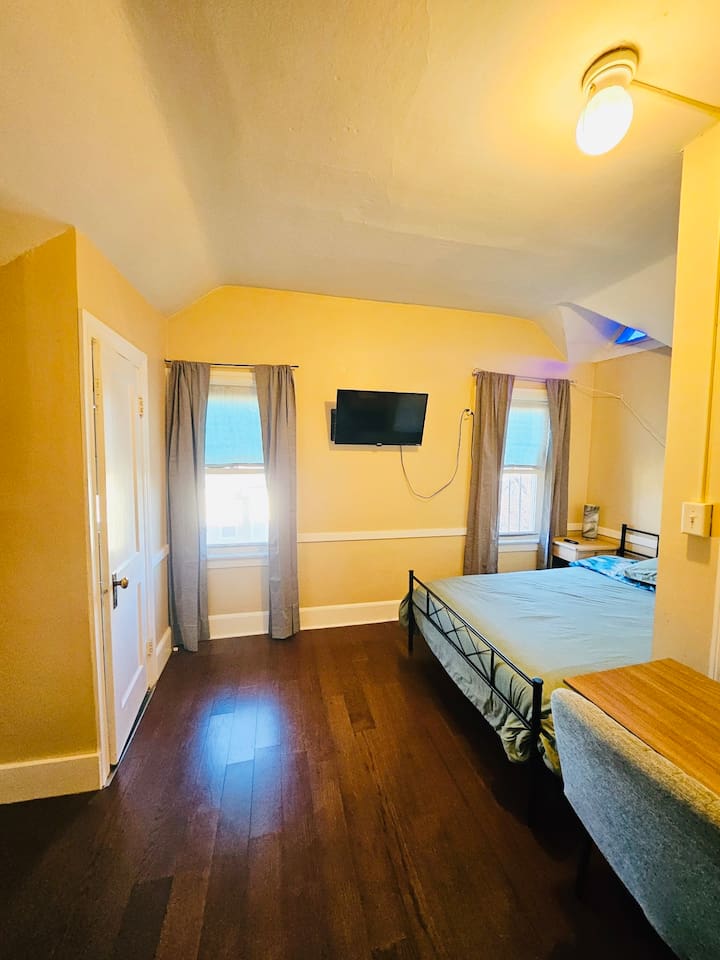 2431-big-room-in-federal-hill-downtown/