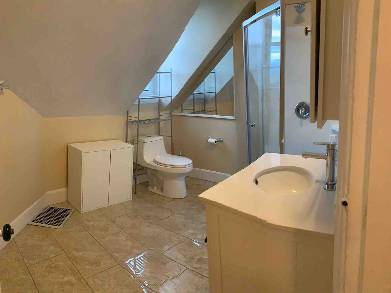 2434-spacious-room-federal-hill-next-to-downtown/